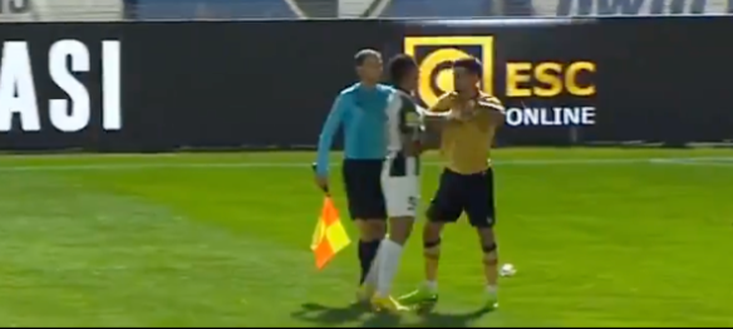 Portogallo, segna e finge uno sparo ai tifosi rivali con la bandierina: ammonito attaccante del Portimonense- immagine 2