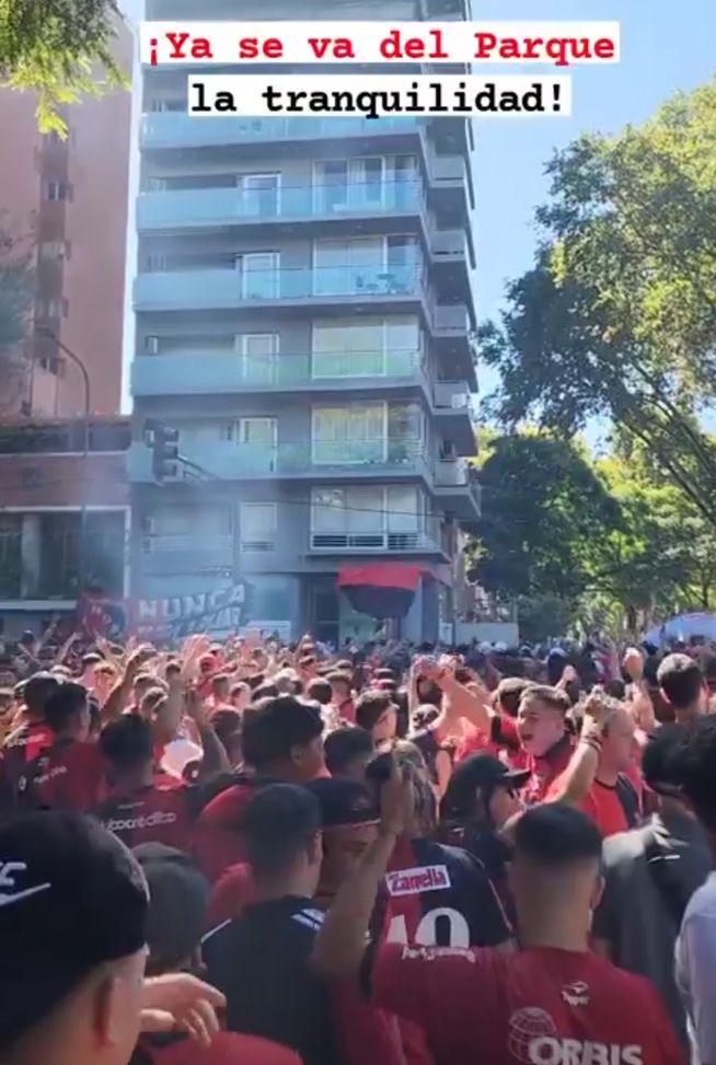 Bengala sul volto del portiere e vetri del pullman in frantumi: è il derby di Rosario- immagine 2