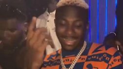 Napoli, Osimhen ha festeggiato Capodanno lanciando soldi finti | VIDEO