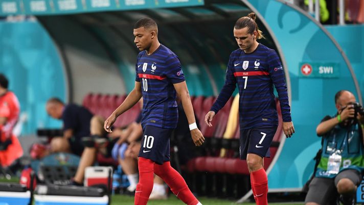 BUCHAREST, ROMANIA - JUNE 28: Kylian Mbappe and Antoine Griezmann of France look on as they make their way on to the pitch prior to the UEFA Euro 2020 Championship Round of 16 match between France and Switzerland at National Arena on June 28, 2021 in Bucharest, Romania. (Photo by Daniel Mihailescu - Pool/Getty Images) Cile, il primo nato del 2022 della regione dell’Atacama…si chiama Griezmann Mbappè! - immagine 1