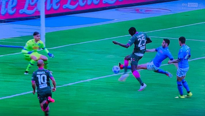 Napoli-Crotone 3-2, i difensori del Napoli non riescono a tenere Simy! Doppietta del nigeriano 