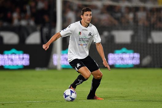 LA SPEZIA, ITALY - AUGUST 14: Mattia Caldara of Spezia Calcio in action during the Serie A match between Spezia Calcio and Empoli FC at Stadio Alberto Picco on August 14, 2022 in La Spezia, Italy. (Photo by Valerio Pennicino/Getty Images) Caldara: “Ci salveremo. Sfortunati nel finale, come contro la Fiorentina”- immagine 2