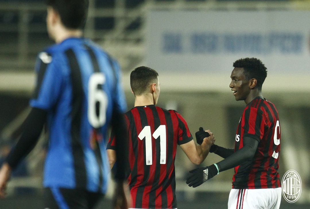 Ismet Sinani e Frank Tsadjout festeggiano dopo un gol