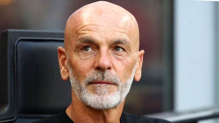 MILAN, ITALY - AUGUST 13: Stefano Pioli, Head Coach of AC Milan looks on prior to the Serie A match between AC MIlan and Udinese Calcio at Stadio Giuseppe Meazza on August 13, 2022 in Milan, . (Photo by Marco Luzzani/Getty Images) Pioli: “Krunic out, torna Tonali. Rebic, Diaz, Origi, Giroud, De Ketelaere e il mercato…” - immagine 1