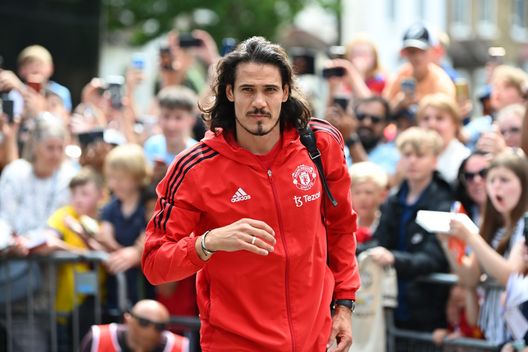 LONDON, ENGLAND - MAY 22: Edinson Cavani of Manchester United arrives at the stadium prior to the Premier League match between Crystal Palace and Manchester United at Selhurst Park on May 22, 2022 in London, England. (Photo by Alex Broadway/Getty Images) Cavani non smentisce: “Futuro? Ho delle offerte dall’Europa”- immagine 2