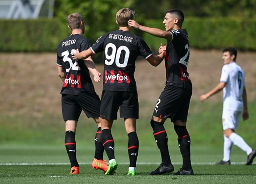 Alexis Saelemaekers, Charles De Ketelaere e Marko Lazetic (giocatori AC Milan), qui durante l'amichevole Milan-Pergolettese 7-1 | News (Getty Images) Saelemaekers De Ketelaere Lazetic AC Milan amichevole Milan-Pergolettese 7-1