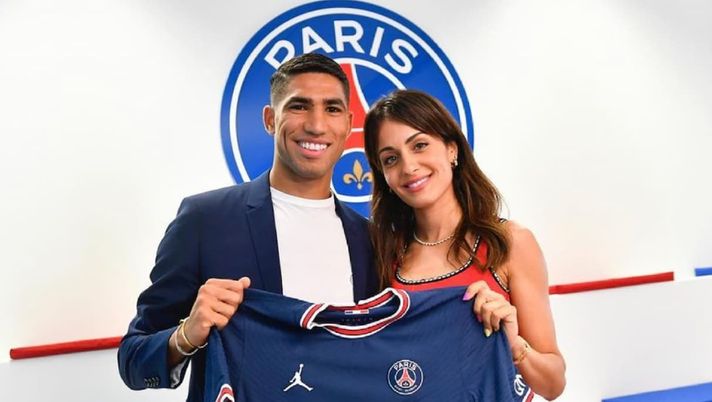 Lady Hakimi: “Felicissima di tornare a Parigi con chi amo di più: la famiglia” 