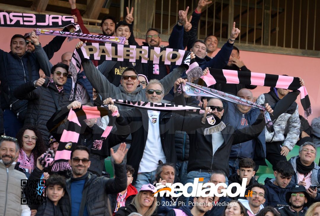FOTOTIFO Palermo-Como 3-0, gli scatti ai tifosi al “Renzo Barbera” (GALLERY) - immagine 29