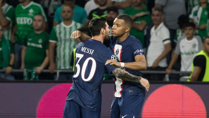 HAIFA, ISRAEL - SEPTEMBER 14: Kylian Mbappé of Paris Saint-Germain celebrates with Lionel Messi after socirng his team's third goal during the UEFA Champions League group H match between Maccabi Haifa FC and Paris Saint-Germain at Sammy Ofer Stadium on September 14, 2022 in Haifa, Israel. (Photo by Amir Levy/Getty Images) Il PSG crolla ed è polemica: “Colpa di un argentino che festeggia da 20 giorni e di un brasiliano che non…” - immagine 1