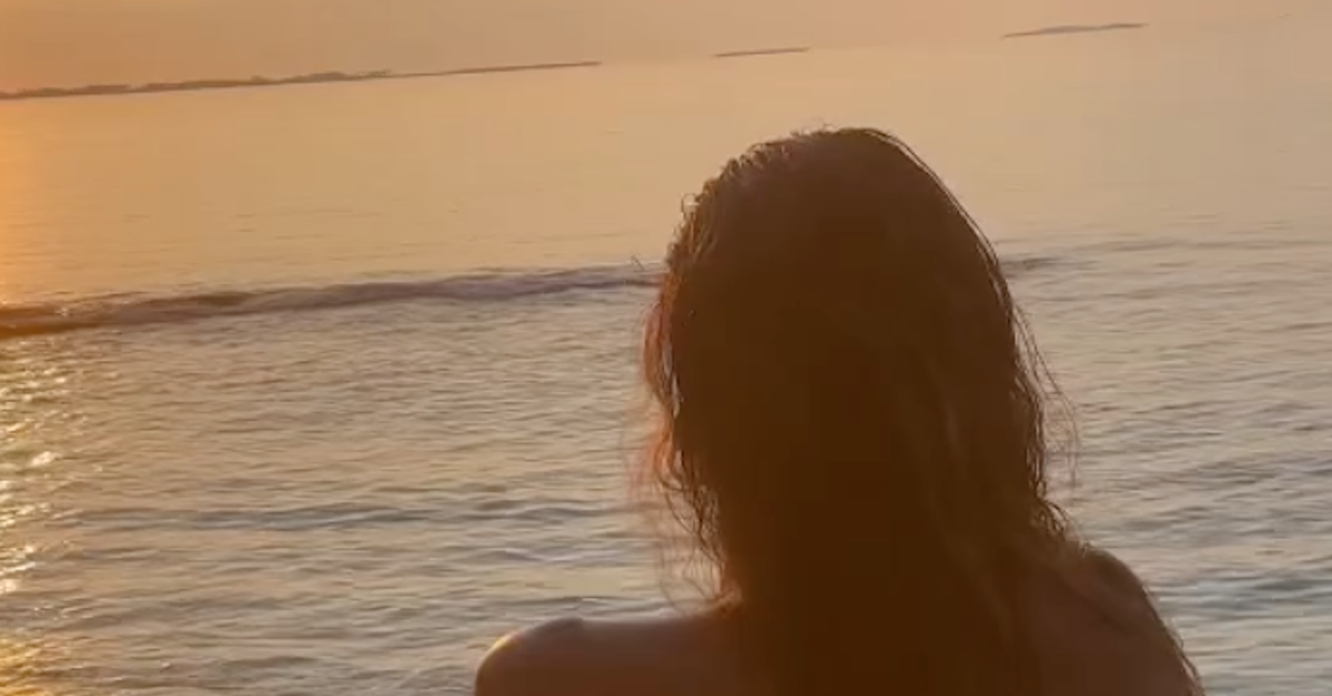 VIDEO / Sonia, aperitivo al tramonto delle Maldive. Lady Vidal, lato B super