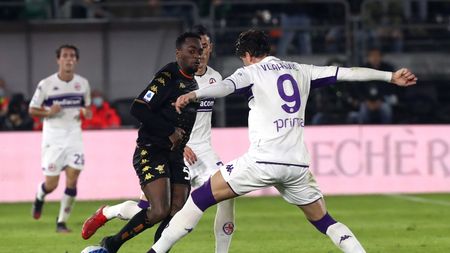 VENICE, ITALY - OCTOBER 18: Ridgeciano Haps of Venezia competes for the ball with Dusan Vlahovic of Fiorentina during the Serie A match between Venezia FC and ACF Fiorentina at Stadio Pier Luigi Penzo on October 18, 2021 in Venice, Italy. (Photo by Maurizio Lagana/Getty Images) VENICE, ITALY - OCTOBER 18: Ridgeciano Haps of Venezia competes for the ball with Dusan Vlahovic of Fiorentina during the Serie A match between Venezia FC and ACF Fiorentina at Stadio Pier Luigi Penzo on October 18, 2021 in Venice, Italy. (Photo by Maurizio Lagana/Getty Images)
