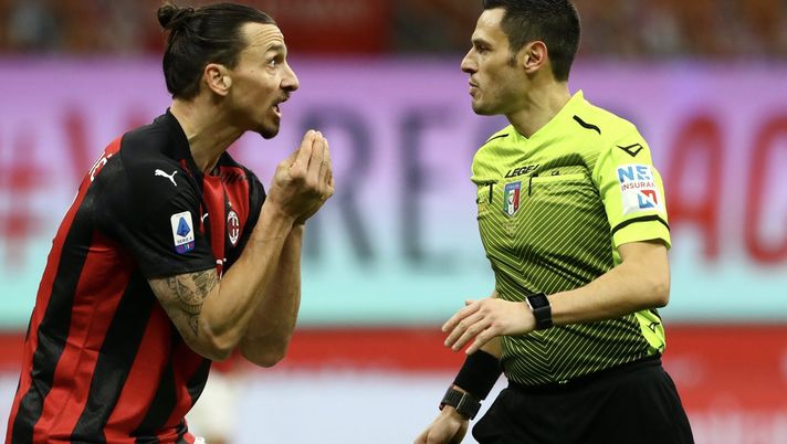 Zlatan Ibrahimovic (attaccante AC Milan), qui protesta contro l'arbitro Maurizio Mariani in occasione di Milan-Atalanta (Serie A 2020-2021) | AC Milan News (Getty Images) 