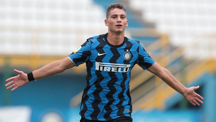 MILAN, ITALY - SEPTEMBER 19: Sebastiano Esposito of FC Internazionale celebrates after scoring the opening goal during the Primavera 1 match between FC Internazionale U19 and UC Sampdoria U19 at Stadio Breda on September 19, 2020 in Milan, Italy. (Photo by Emilio Andreoli - Inter/Inter via Getty Images) Esposito: “I giovani devono crescere ma in A i 2002 non giocano e Mancini non può fare miracoli” - immagine 1