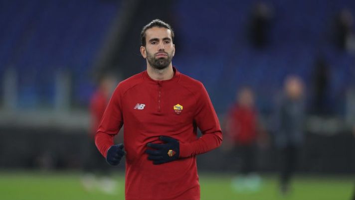 ROME, ITALY - JANUARY 20: Sergio Oliveira of AS Roma looks on during the warm up before the Coppa Italia match between AS Roma and US Lecce at Stadio Olimpico on January 20, 2022 in Rome, Italy. (Photo by Paolo Bruno/Getty Images) Gazzetta: “Sergio Oliveira e non solo: cosa sta succedendo a questi tre casi della Roma”- immagine 1
