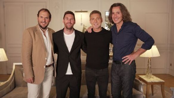 I protagonisti della sequenza tv con il fuoriclasse argentino Clamoroso El Chiringuito: Messi vuol tornare al Barcellona!- immagine 2