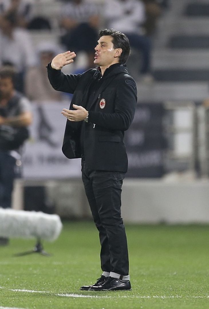  DOHA, QATAR - DECEMBER 23: Vincenzo Montella ,Head coach  of AC Milan reacts during the Supercoppa TIM Doha 2016 match between Juventus FC and AC Milan at the Jassim Bin Hamad Stadium on December 23, 2016 in Doha, Qatar. (Photo by AK BijuRaj/Getty Images) 