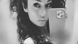 Raffaella Fico, sexy selfie in bianco e nero: “Non esiste altro che…”