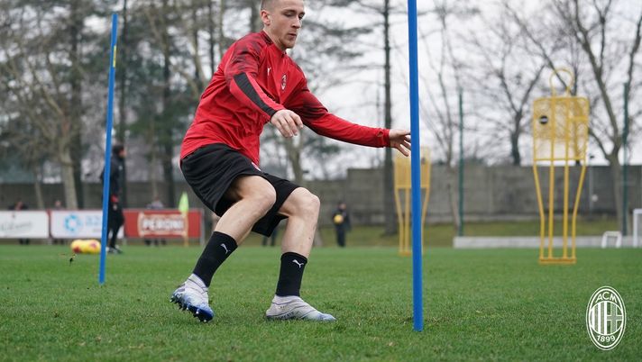 Alexis Saelemakers in allenamento con il Milan a Milanello (credits: acmilan.com) 