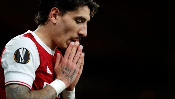 Arsenal's Spanish defender Hector Bellerin reacts after being substituted during the UEFA Europa League semi-final, 2nd leg football match between Arsenal and Villarreal at the Emirates Stadium in London on May 6, 2021. - The game finished 0-0, Villarreal winning the tie 2-1 on aggregate. (Photo by Adrian DENNIS / AFP) (Photo by ADRIAN DENNIS/AFP via Getty Images) Di Marzio: “L’Inter pensa a Bellerin: cifre e formula per il possibile colpo in fascia” - immagine 1