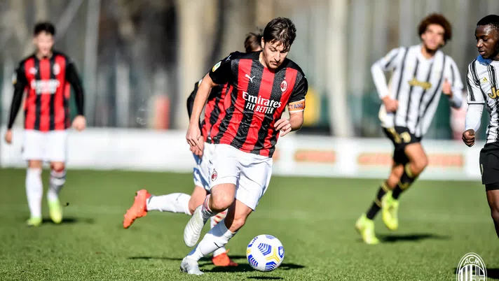 Riccardo Tonin AC Milan Primavera in azione contro la Juventus (acmilan.com)