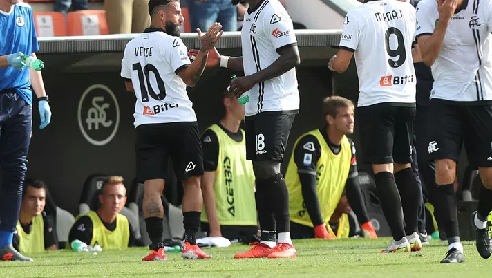 LA SPEZIA, ITALY - SEPTEMBER 25: Daniele Verde of Spezia Calcio celebrates after scoring a goal during the Serie A match between Spezia Calcio and AC Milan at Stadio Alberto Picco on September 25, 2021 in La Spezia, Italy.  (Photo by Gabriele Maltinti/Getty Images)