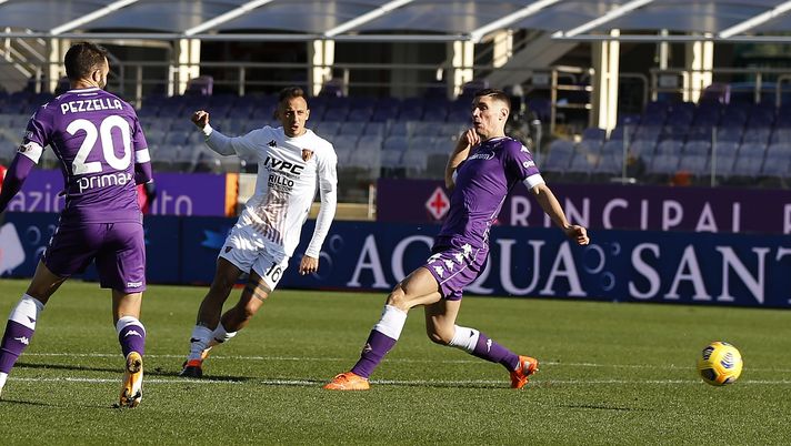 FLORENCE, ITALY - NOVEMBER 22: Riccardo Improta of Benevento Calcio scores the opening goal during the Serie A match between ACF Fiorentina and Benevento Calcio at Stadio Artemio Franchi on November 22, 2020 in Florence, Italy.  (Photo by Gabriele Maltinti/Getty Images) 
