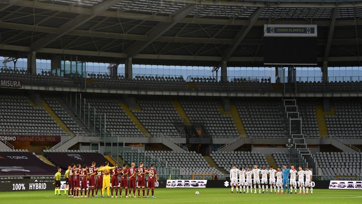 TURIN, ITALY - MAY 23: Both teams stand for a minute of silence prior to the Serie A match between Torino FC v Benevento Calcio at Olimpico Stadium on May 23, 2021 in Turin, Italy. Sporting stadiums around Italy remain under strict restrictions due to the Coronavirus Pandemic as Government social distancing laws prohibit fans inside venues resulting in games being played behind closed doors. (Photo by Valerio Pennicino/Getty Images) TURIN, ITALY - MAY 23: Both teams stand for a minute of silence prior to the Serie A match between Torino FC v Benevento Calcio at Olimpico Stadium on May 23, 2021 in Turin, Italy. Sporting stadiums around Italy remain under strict restrictions due to the Coronavirus Pandemic as Government social distancing laws prohibit fans inside venues resulting in games being played behind closed doors. (Photo by Valerio Pennicino/Getty Images)