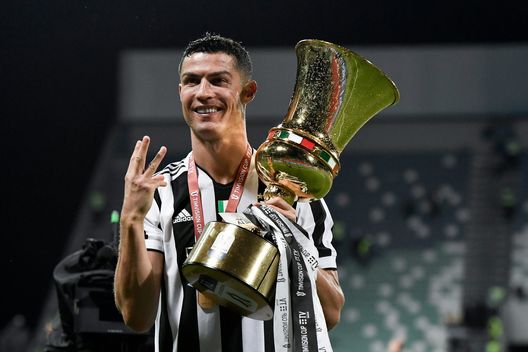 Cristiano Ronaldo con la Coppa Italia in mano Cristiano Ronaldo con la Coppa Italia in mano
