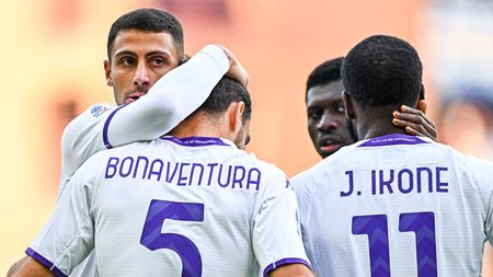 GENOA, ITALY - NOVEMBER 06: Giacomo Bonaventura of Fiorentina (2nd from L) celebrates with his team-mates after scoring a goal during the Serie A match between UC Sampdoria and ACF Fiorentina at Stadio Luigi Ferraris on November 6, 2022 in Genoa, Italy. (Photo by Simone Arveda/Getty Images)