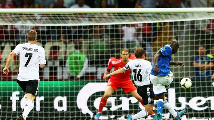 WARSAW, POLAND - JUNE 28: Mario Balotelli of Italy battles with Philipp Lahm of Germany as he scores his team's second goal past Manuel Neuer of Germany during the UEFA EURO 2012 semi final match between Germany and Italy at the National Stadium on June 28, 2012 in Warsaw, Poland. (Photo by Michael Steele/Getty Images) Italia-Germania, i precedenti: azzurri bestia nera dei tedeschi, ma nelle ultime… - immagine 1