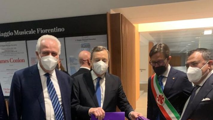 FOTO – La Fiorentina accoglie il Premier Draghi con un regalo viola - immagine 1