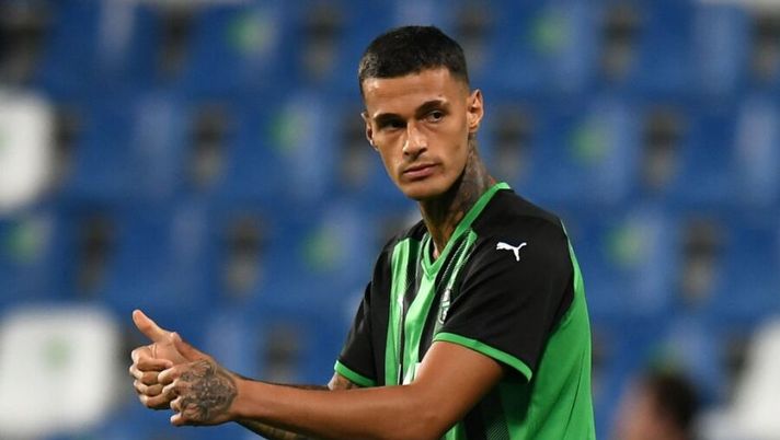REGGIO NELL'EMILIA, ITALY - AUGUST 29: Gianluca Scamacca of US Sassuolo looks on during the Serie A match between US Sassuolo and UC Sampdoria at Mapei Stadium - Citta' del Tricolore on August 29, 2021 in Reggio nell'Emilia, Italy. (Photo by Alessandro Sabattini/Getty Images) Inter, la Gazzetta: “Scamacca più Frattesi, Bremer nel mirino: così la lista dopo Gosens” - immagine 1