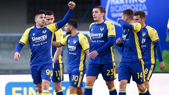 Hellas Verona's Argentine forward Giovanni Simeone (L) celebrates with teammates scoring his team's first goal the Serie A football match between Hellas Verona and Atalanta at the Bentegodi stadium in Verona, on December 12, 2021. (Photo by Marco BERTORELLO / AFP) (Photo by MARCO BERTORELLO/AFP via Getty Images) Focolaio Hellas, da Verona svelano: “4 degli 8 positivi al Covid-19 sarebbero titolari” - immagine 1