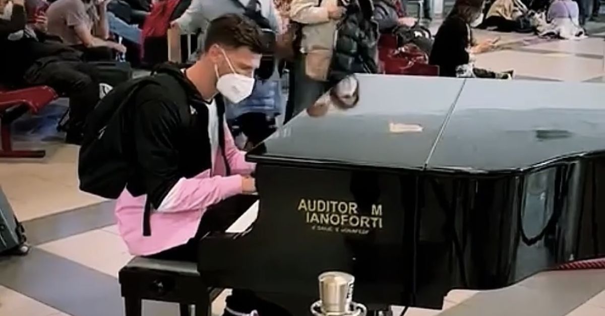VIDEO Palermo, Perrotta sorprende l’ex Bari suona il pianoforte in