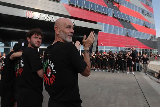 MILAN, ITALY - MAY 23: Stefano Pioli Head coach of AC Milan celebrates during the Serie A Victory Parade on May 23, 2022 in Milan, Italy. (Photo by AC Milan/AC Milan via Getty Images) PIOLI SE LA GODE