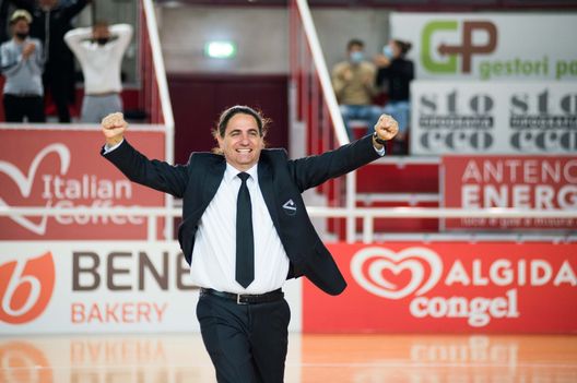 Giampaolo esulta dopo una vittoria Syn-Bios Petrarca, Giampaolo: “La sinergia con Morlino ci ha portato in alto”- immagine 2