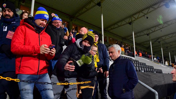 Bodo-Roma, che accoglienza per Mourinho: selfie con lo Special One – VIDEO - immagine 1