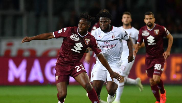 TURIN, ITALY - APRIL 28: Soualiho Meite (L) of Torino FC controls the ball under pressure of Franck Kessie of AC Milan during the Serie A match between Torino FC and AC Milan at Stadio Olimpico di Torino on April 28, 2019 in Turin, Italy. (Photo by Valerio Pennicino/Getty Images) Milan, confermato l’arrivo di Meitè: fissate le visite mediche a Milano - immagine 1