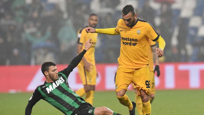 REGGIO NELL'EMILIA, ITALY - NOVEMBER 25: Luca Mazzitelli of US Sassuolo and Mohamed Fares of Hellas Verona FC in action during the Serie A match between US Sassuolo and Hellas Verona FC at Mapei Stadium - Citta' del Tricolore on November 25, 2017 in Reggio nell'Emilia, Italy.  (Photo by Giuseppe Bellini/Getty Images) 