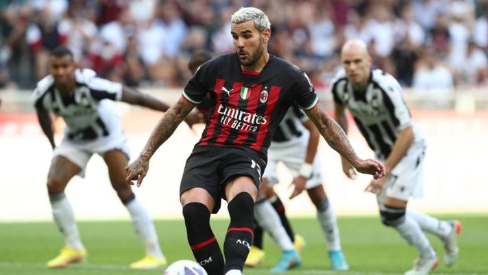 MILAN, ITALY - AUGUST 13: Theo Hernandez of AC Milan scores their sides first goal from the penalty spot during the Serie A match between AC MIlan and Udinese Calcio at Stadio Giuseppe Meazza on August 13, 2022 in Milan, Italy. (Photo by Marco Luzzani/Getty Images) Van der Vaart a sorpresa: “Theo non è tanto forte, fortunato a essere in un club così” - immagine 1