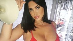 Marika Fruscio conquista i fan: indossa una canottiera senza reggiseno