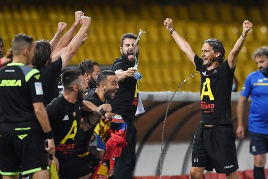BENEVENTO, ITALY - JUNE 29: Filippo Inzaghi Benevento Calcio coach celebrates the promotion in Serie A at the final wistle of the serie B match between Benevento Calcio and SS Juve Stabia at Stadio Ciro Vigorito on June 29, 2020 in Benevento, Italy. (Photo by Francesco Pecoraro/Getty Images for Lega Serie B) BENEVENTO, ITALY - JUNE 29: Filippo Inzaghi Benevento Calcio coach celebrates the promotion in Serie A at the final wistle of the serie B match between Benevento Calcio and SS Juve Stabia at Stadio Ciro Vigorito on June 29, 2020 in Benevento, Italy. (Photo by Francesco Pecoraro/Getty Images for Lega Serie B)