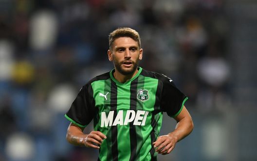 REGGIO NELL'EMILIA, ITALY - OCTOBER 02: Domenico Berardi of US Sassuolo looks on during the Serie A match between US Sassuolo v FC Internazionale at Mapei Stadium - Citta' del Tricolore on October 02, 2021 in Reggio nell'Emilia, Italy. (Photo by Alessandro Sabattini/Getty Images) REGGIO NELL'EMILIA, ITALY - OCTOBER 02: Domenico Berardi of US Sassuolo looks on during the Serie A match between US Sassuolo v FC Internazionale at Mapei Stadium - Citta' del Tricolore on October 02, 2021 in Reggio nell'Emilia, Italy. (Photo by Alessandro Sabattini/Getty Images)