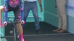 Giro d’Italia, la ciclista ceca cade prima della partenza della crono (video)