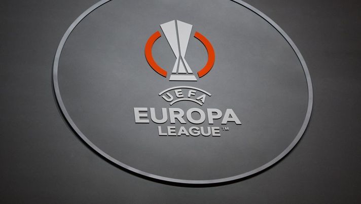 The UEFA Europa League logo is displayed ahead of the draw for the UEFA Europa League football tournament in Istanbul on August 27, 2021. (Photo by OZAN KOSE / AFP) (Photo by OZAN KOSE/AFP via Getty Images) Europa League, l’esito del sorteggio: la Roma con il Betis, c’è il Feyenoord per la Lazio - immagine 1