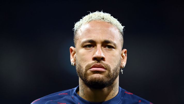 MADRID, SPAIN - MARCH 09: Neymar of Paris Saint-Germain looks on during his warm up prior to the UEFA Champions League Round Of Sixteen Leg Two match between Real Madrid and Paris Saint-Germain at Estadio Santiago Bernabeu on March 09, 2022 in Madrid, Spain. (Photo by David Ramos/Getty Images) Ex Marsiglia, Rolland Courbis stronca Neymar: “Calcisticamente sembra un 45enne” - immagine 1
