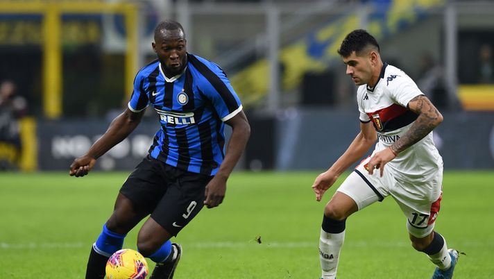 MILAN, ITALY - DECEMBER 21: Romelu Lukaku of FC Internazionale evades challenge from Cristian Romero of Genoa CFC during the Serie A match between FC Internazionale and Genoa CFC at Stadio Giuseppe Meazza on December 21, 2019 in Milan, Italy. (Photo by Chris Ricco/Getty Images) MILAN, ITALY - DECEMBER 21: Romelu Lukaku of FC Internazionale evades challenge from Cristian Romero of Genoa CFC during the Serie A match between FC Internazionale and Genoa CFC at Stadio Giuseppe Meazza on December 21, 2019 in Milan, Italy. (Photo by Chris Ricco/Getty Images)