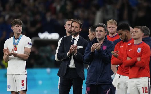 LONDON, ENGLAND - JULY 11: A dejected Gareth Southgate, Head Coach of England applauds the crowd after penalty shoot out defeat in the UEFA Euro 2020 Championship Final between Italy and England at Wembley Stadium on July 11, 2021 in London, England. (Photo by Frank Augstein - Pool/Getty Images) Inghilterra-Italia si giocherà a porte chiuse: il motivo- immagine 2
