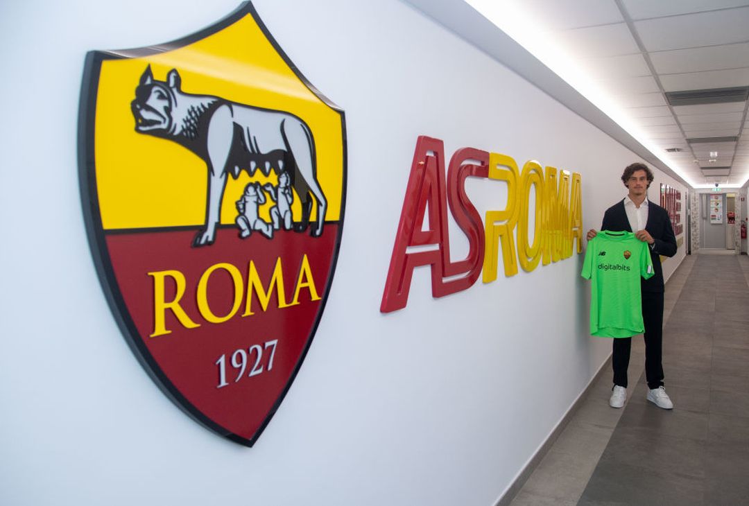Ecco Svilar: gli scatti tra arrivo, firma e nuova maglia a Trigoria – FOTO GALLERY - immagine 13