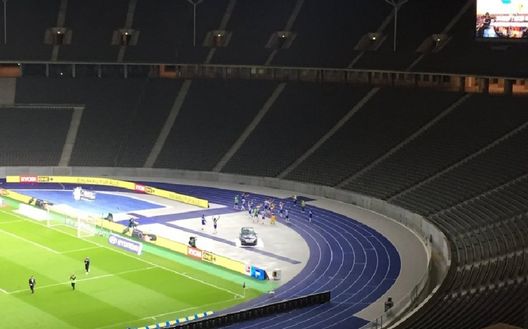 I giocatori dell'Hertha sotto la curva fantasma dei propri tifosi dopo il derby vinto 4-0 I giocatori dell'Hertha sotto la curva fantasma dei propri tifosi dopo il derby vinto 4-0